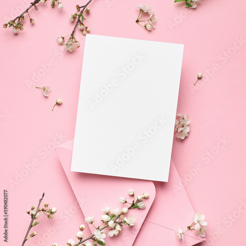Foto Invitation or greeting card mockup with white flowers on pink background