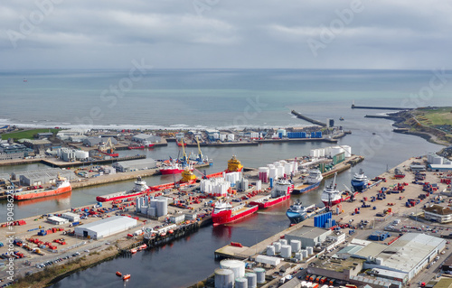 Canvas Print Aberdeen harbour and ships viewed from above