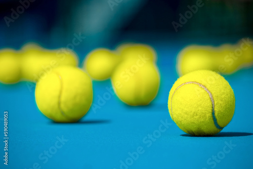  tennis balls on hard blue court © Павел Мещеряков