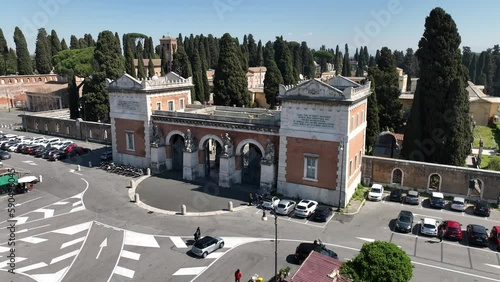Il cimitero Verano di Roma, Italia.
Vista aerea con drone del cimitero. photo