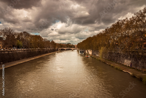 an unusual color of the Tiber accompanies tourists to discover Rome on a cloudy October day © Fernikon