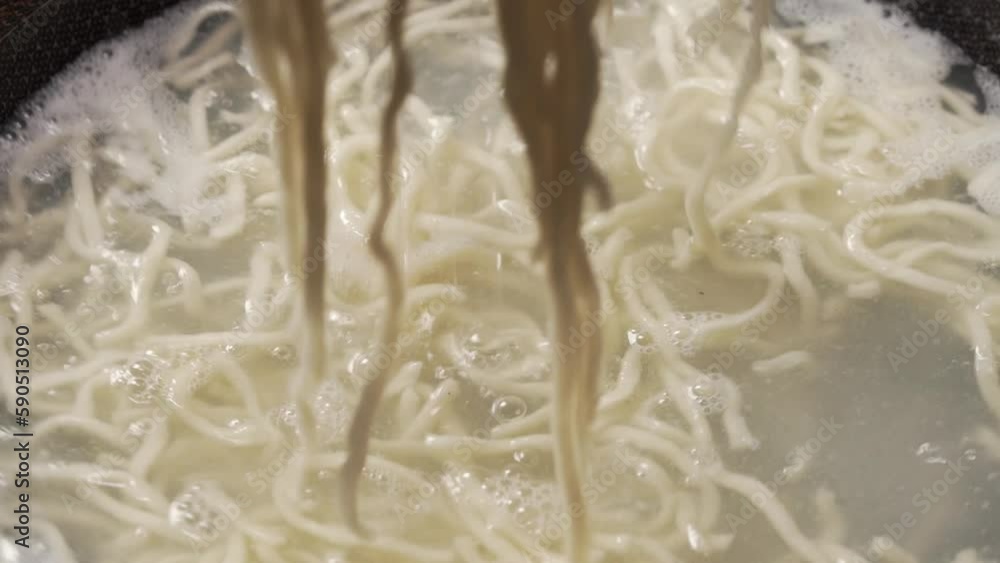 The whole process of making traditional Beijing fried noodles The whole process of making traditional Beijing fried noodles