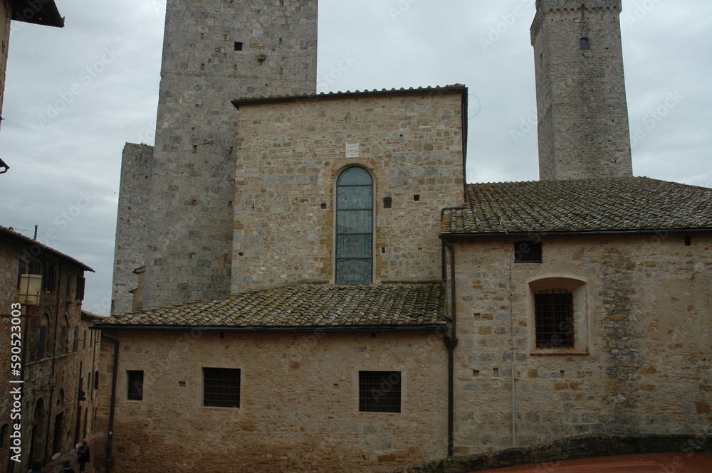 Palazzi e torri nel paese di San Gimignano . Nella piazza della cisterna Palazzi e torri nel paese di San Gimignano . Nella piazza della cisterna