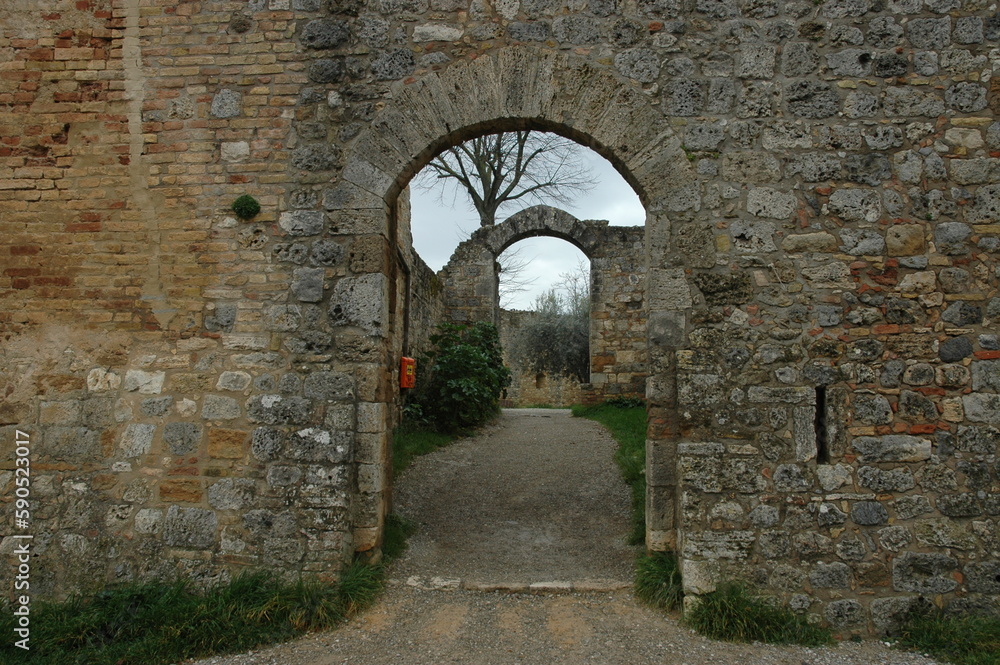 Porta ed ingresso  della fortezza di San Gimignano in alto della collina :
