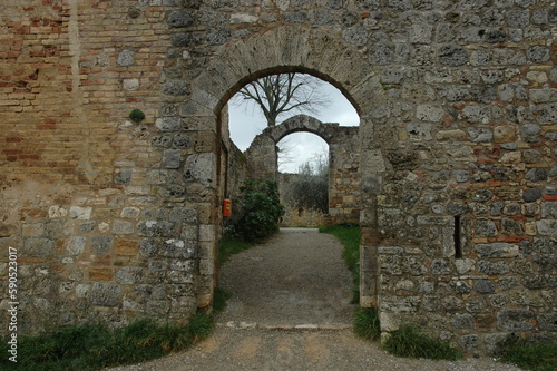 Porta ed ingresso  della fortezza di San Gimignano in alto della collina  