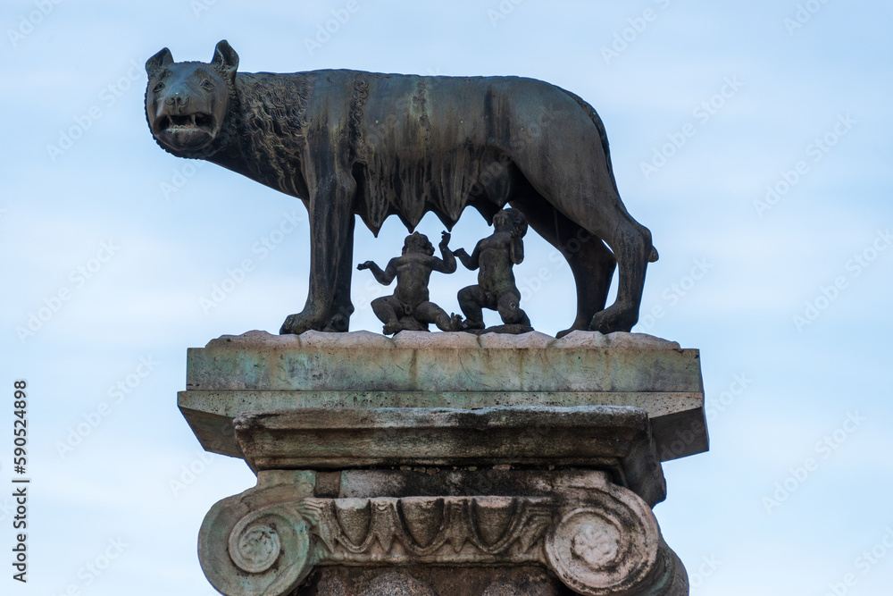 Rom, Italien, Apr. 2023 Skulptur der Capitolinischen Wölfin und Zwillingen Romulus und Remus der Sage nach den Gründern der Stadt Rom auf dem Capitolshügel