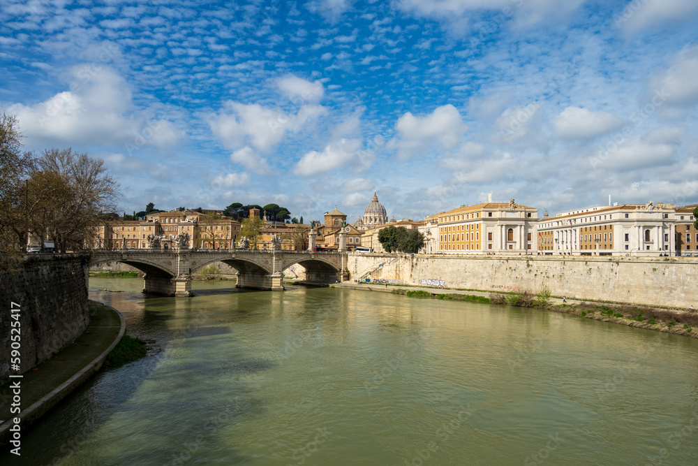 Obraz premium Rom, Italien, Apr. 2023 Blick von der Ponte sant Angelo zum Vatikan mit der Kuppel des Petersdoms im Hintergrund