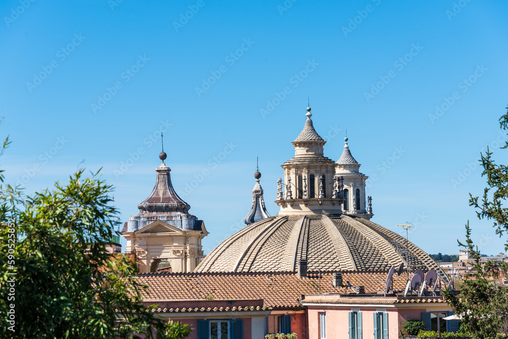Rom, Italien, Apr. 2023 Blick von der Viale delle Trinita dei Monti auf einige Kirchenkuppeln in der Nähe
