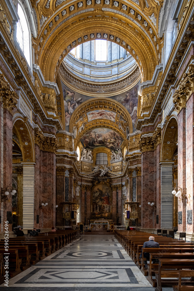Rom, Italien, Apr. 2023 Innenaufnahme der Kirche Santi Ambrogio e Carlo in der Via del Corso