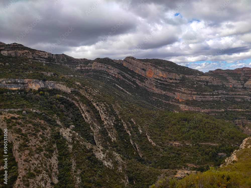 Naklejka premium Montsant range Mountains in a cloudy day