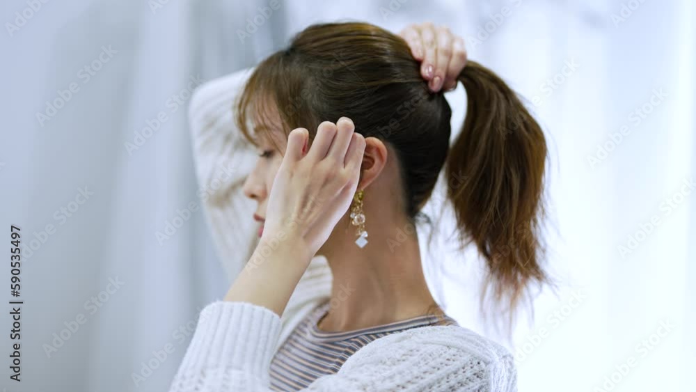 ヘアアレンジをする女性 ヘアアレンジをする女性