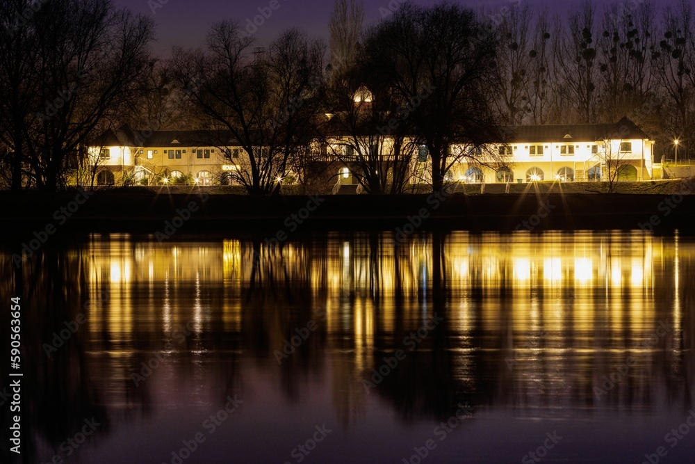 Pałacyk nad rzeką nocą