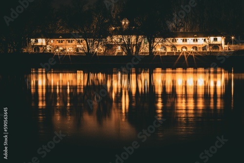 Pałacyk nad rzeką nocą