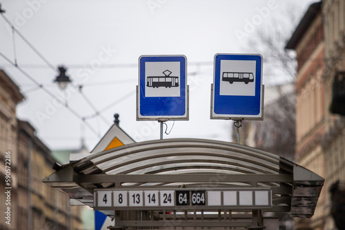 Znak tramwaj i autobus. Połączony przystanek tramwajowo-autobusowy. Tram and bus sign. Combined tram and bus stop. © Szymon Korta