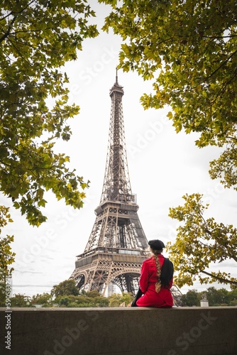 Canvas Print Woman seeing Eiffel Tower