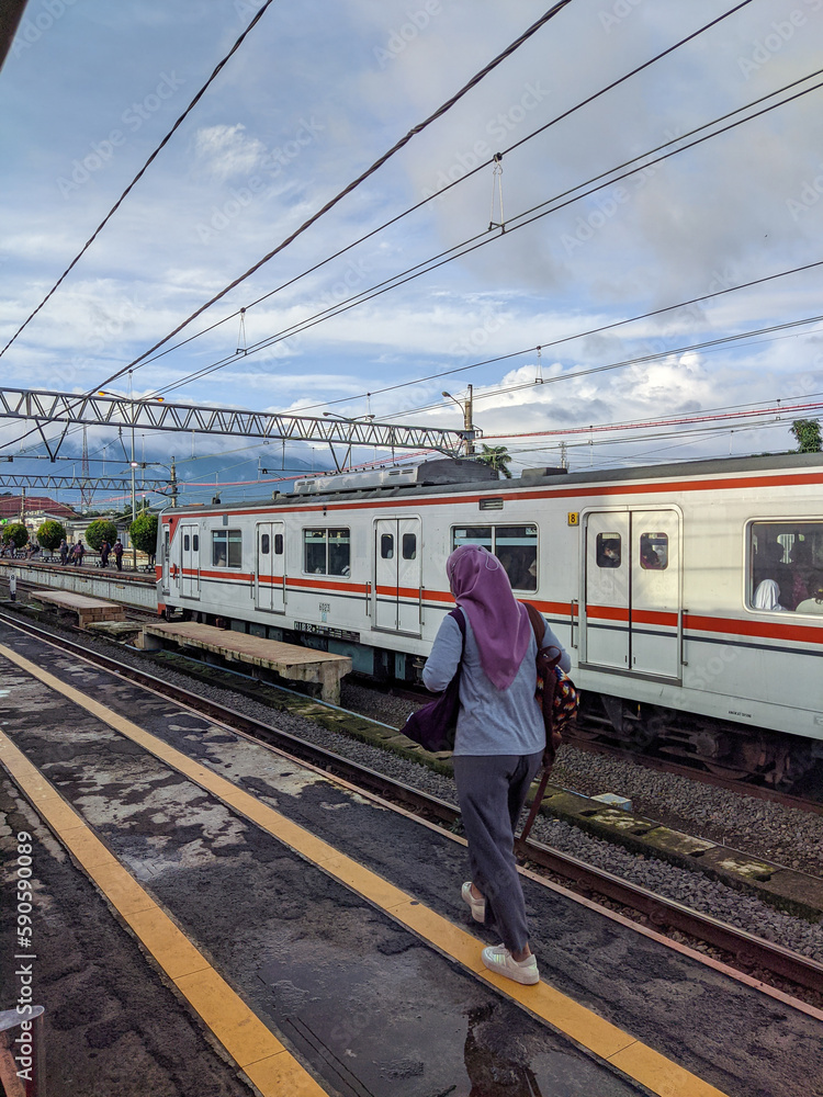 Obraz premium train on the railway, train on station, person on railway station, railway in the countryside, bogor station Indonesia