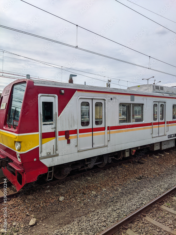 Obraz premium train on the railway, train on station, person on railway station, railway in the countryside, bogor station Indonesia