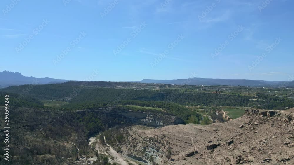 Bosque quemado con las montañas de montserrat al fondo en un dia soleado, con caminos que atraviesan Bosque quemado con las montañas de montserrat al fondo en un dia soleado, con caminos que atraviesan