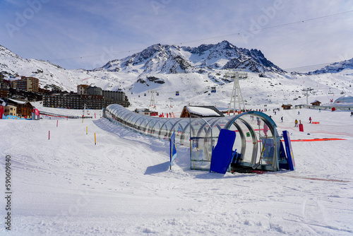 Tapis roulant dans un tunnel de verre sur la piste de ski d'une école de ski de Val Thorens dans les Alpes françaises en hiver