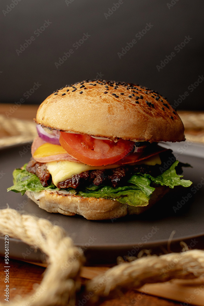 Hamburguesa preparada y servida para comer Hamburguesa preparada y servida para comer