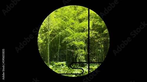 和室の丸窓から見える竹林
