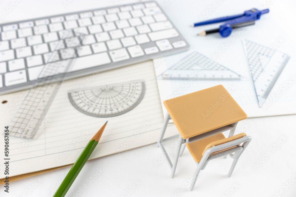 文房具と勉強机とキーボード。オンライン授業のイメージ 文房具と勉強机とキーボード。オンライン授業のイメージ