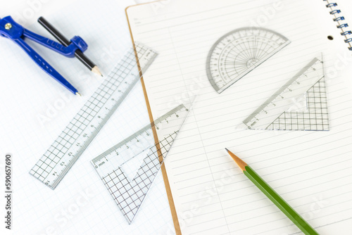 定規とノートと方眼紙。算数のイメージ