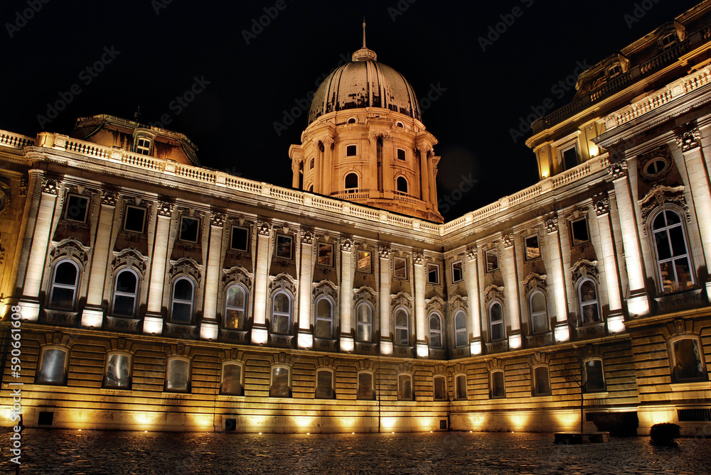 Obraz premium Hungarian National Gallery. Budapest at night