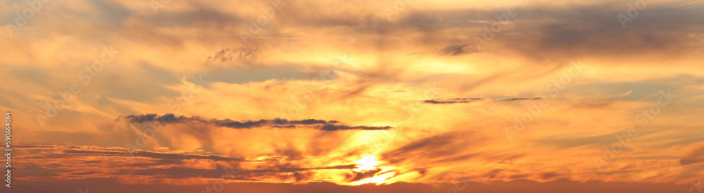Obraz premium Sun shining through beautiful cloudy sky at sunset, banner design