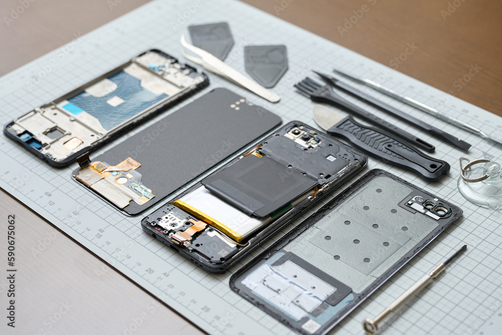 分解されたスマートフォンと工具 分解されたスマートフォンと工具