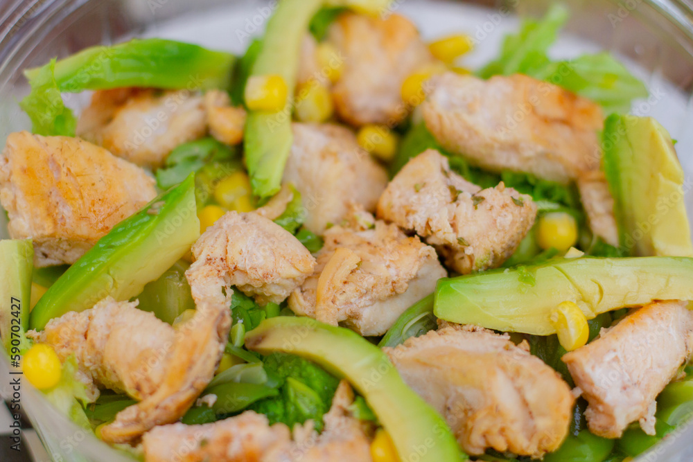 Ensalada saludable de pollo con palta y choclo Ensalada saludable de pollo con palta y choclo