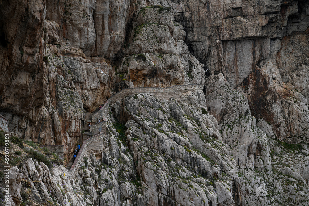 Hunderte Stufen führen durch den Felsen zur Neptungrotte in der Nähe von Alghero auf Sardinien