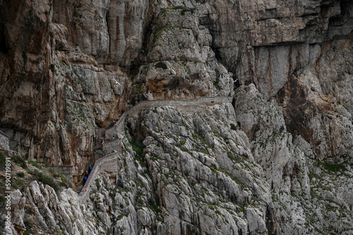 Hunderte Stufen führen durch den Felsen zur Neptungrotte in der Nähe von Alghero auf Sardinien