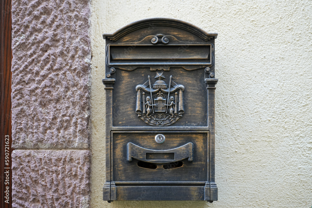 Ein Postbriefkasten in den Straßen auf der Insel Sardinien 