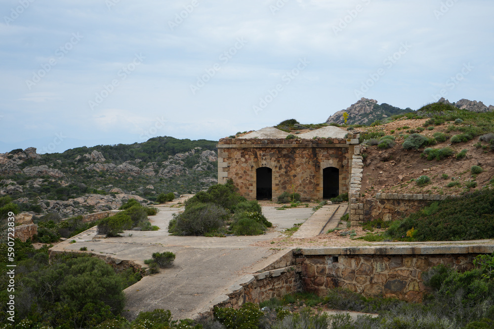 Fototapeta premium Eine alte militärische Ruine auf Sardinien