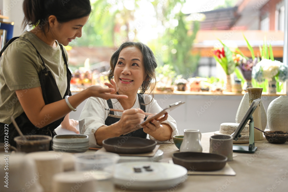 The pottery sales business of two grandmothers and granddaughter