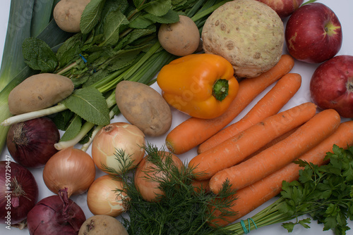 Zdrowe, różnorodne warzywa, zblinasowana dieta rozłożone na białym tle 