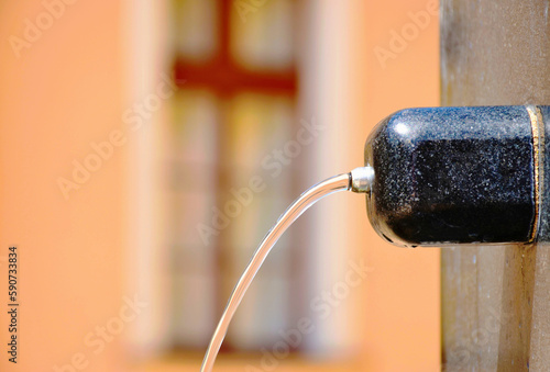 Bild auf Leinwand black marble water fountain spout in public park