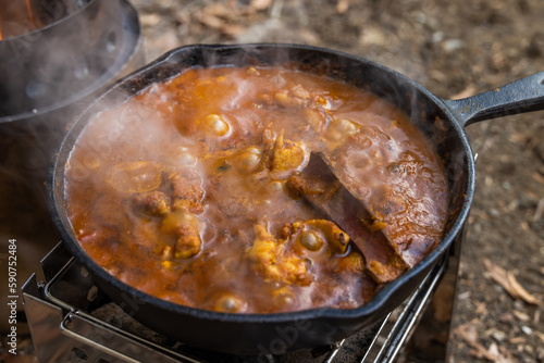 キャンプでカレー　Curry with spices at the campsite