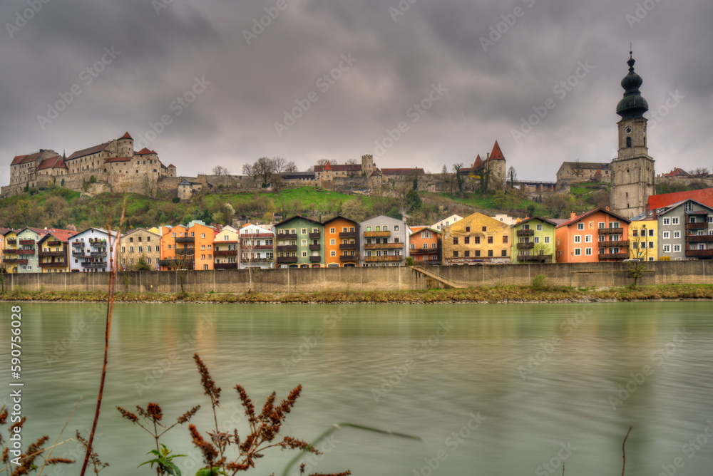 Fototapeta premium Die malerische Altstadt von Burghausen am Rande der Salzach unter der Burg von Burghausen