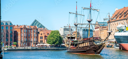 Foto Panoramic Central embankment Gdansk and old Motlawa river