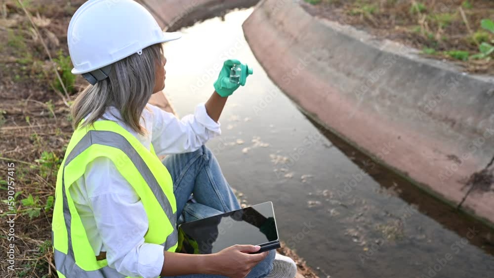 Environmental engineers inspect water quality,Scientist Bring water to