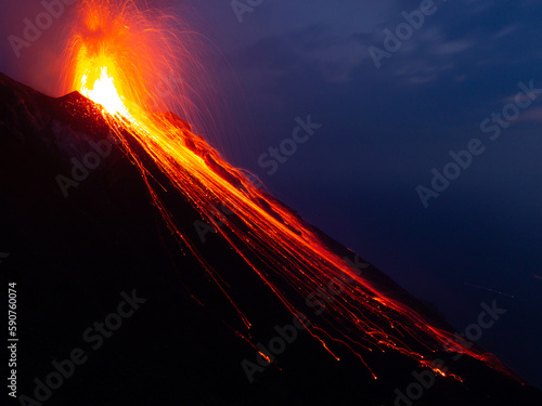 Während eines Ausbruchs des Vulkans Stromboli rollt glühendes Gestein ins Meer