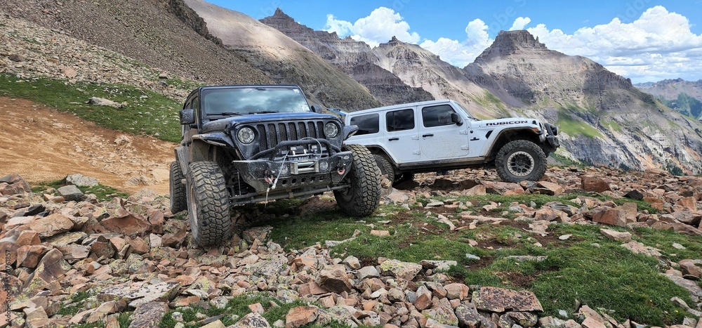 Obraz premium Jeep Wrangler Unlimited and Jeep JK cars on Yankee Boy Mine mountains Ouray, Colorado