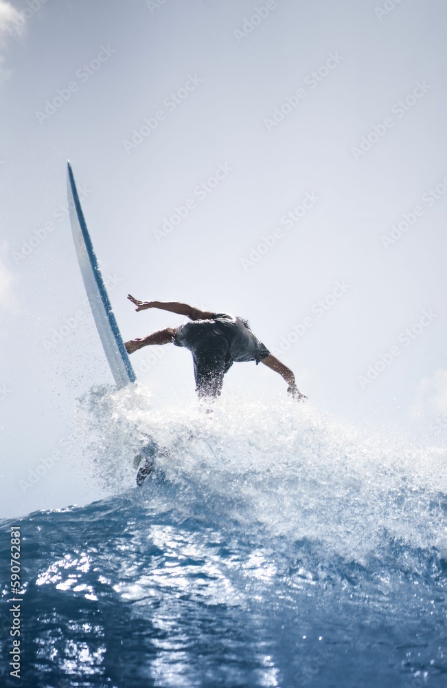 Obraz premium Person surfing in the ocean on a sunny day