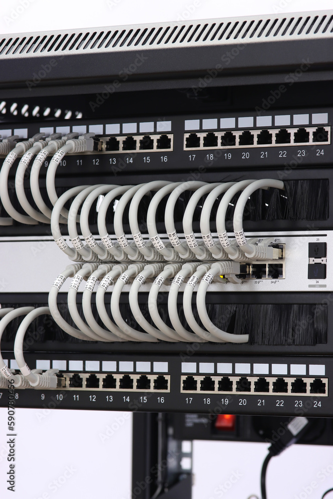 Connecting an switch using patch cords with RJ45 connectors