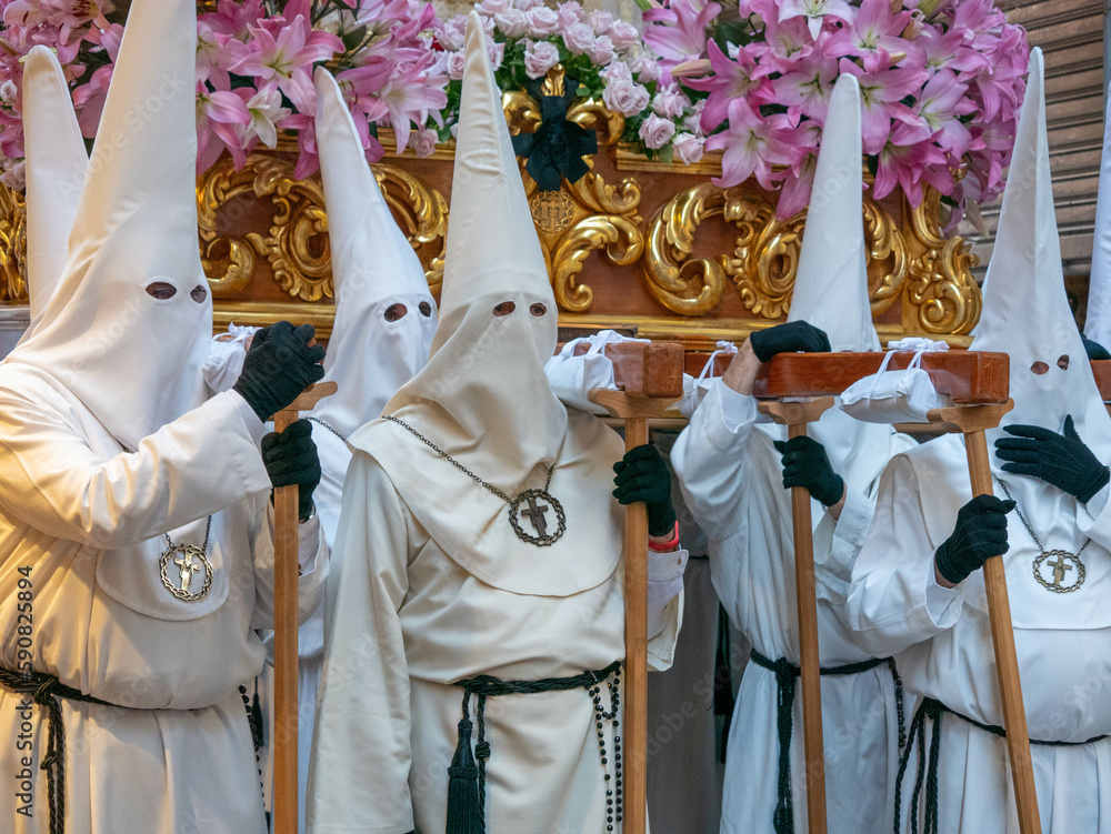 Grupo de personas procesionan durante la Semana Santa en el sur de España