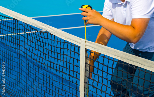 Tennis referee checks the parameters of the tennis net before the start of the match © Павел Мещеряков