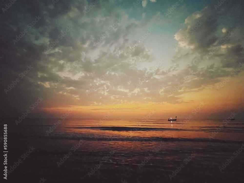 Naklejka premium sunset over the sea