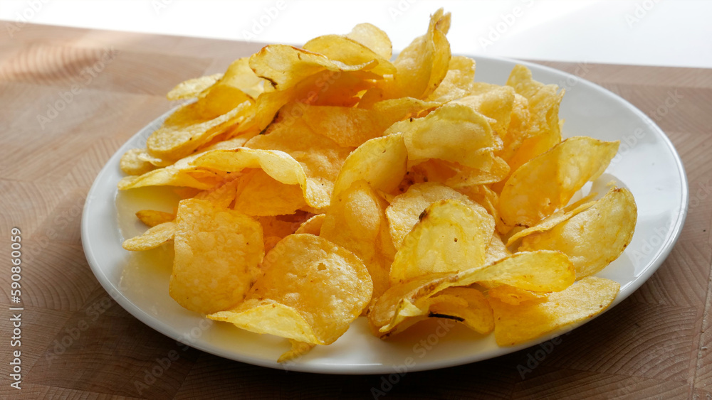 potato chips in white plate